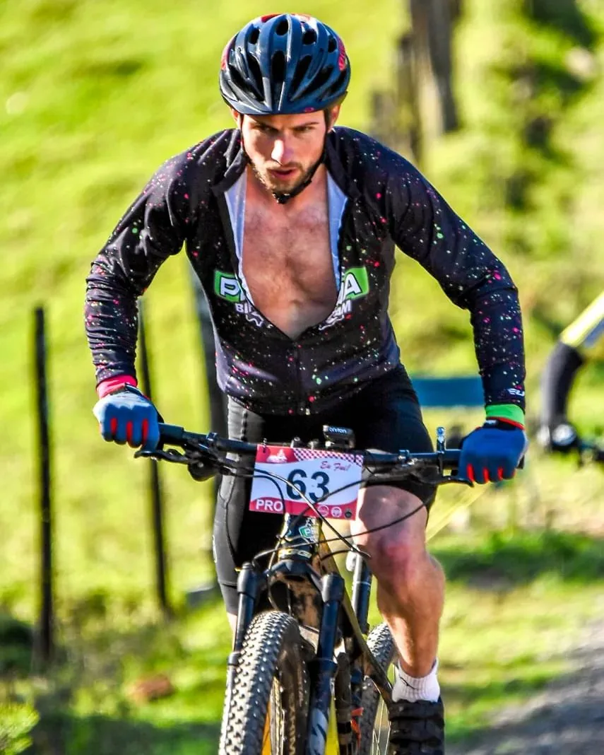 Brendon Witt durante uma prova de mountain bike