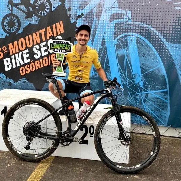 Cássio Wilborn com sua bicicleta após uma competição