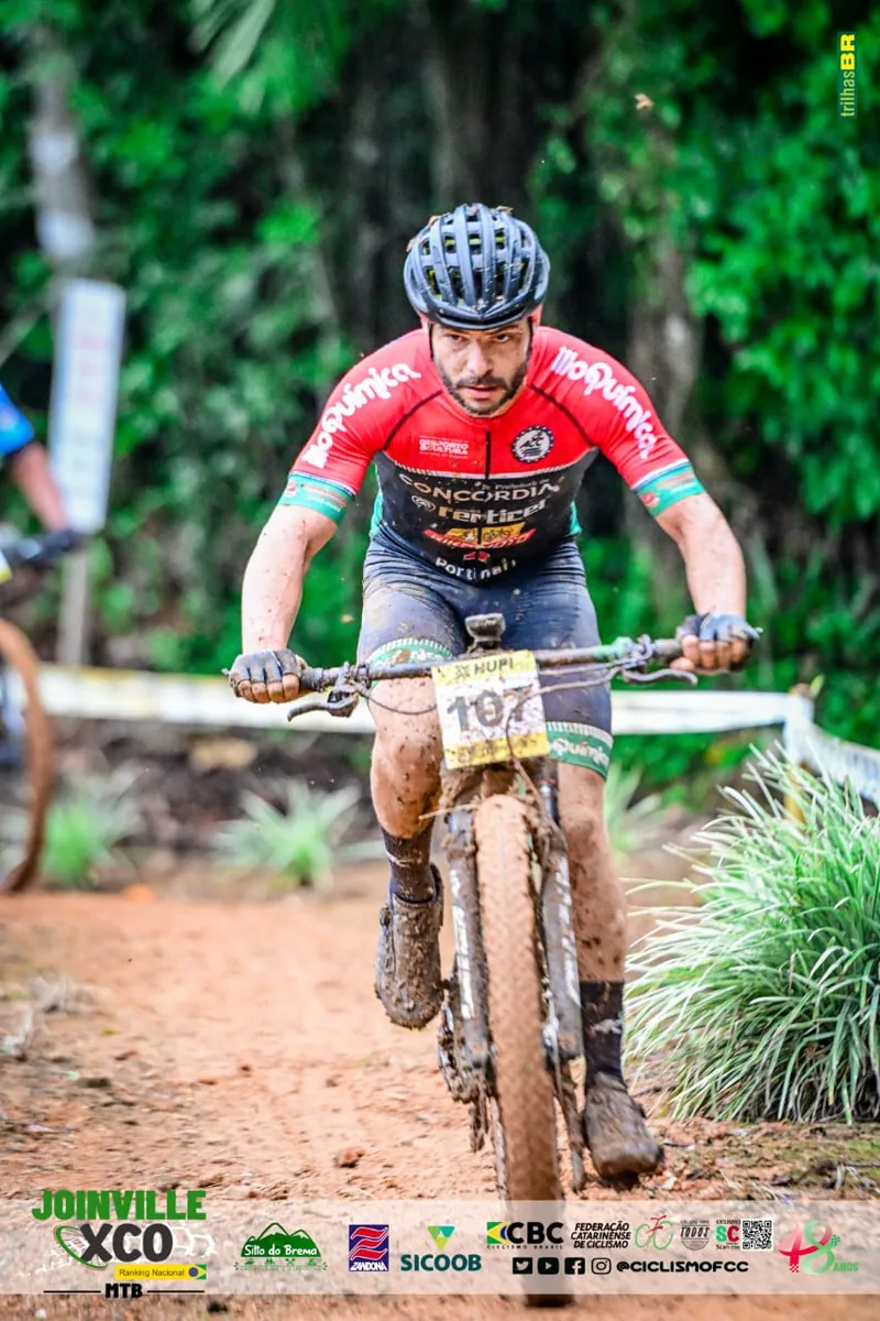 Diego Steil durante uma prova de mountain bike