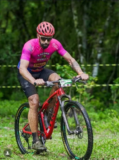 Fabiano Valim durante uma prova de mountain bike