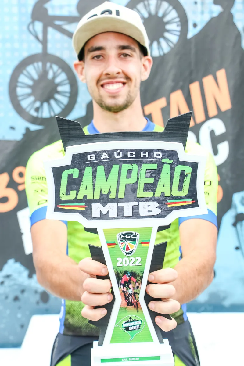 Matheus Lopes segura um troféu de campeão