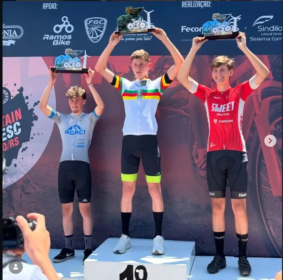 Nicolas Brehm no pódio de uma competição de ciclismo