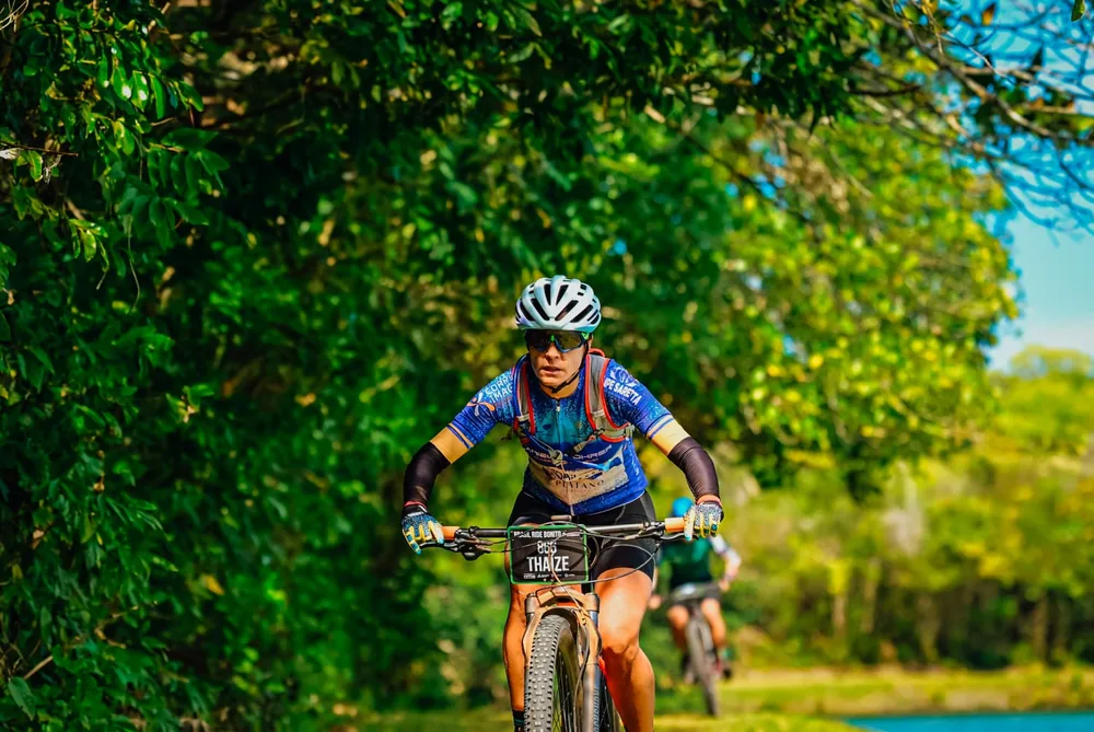 Thaíze da Luz durante uma prova de mountain bike